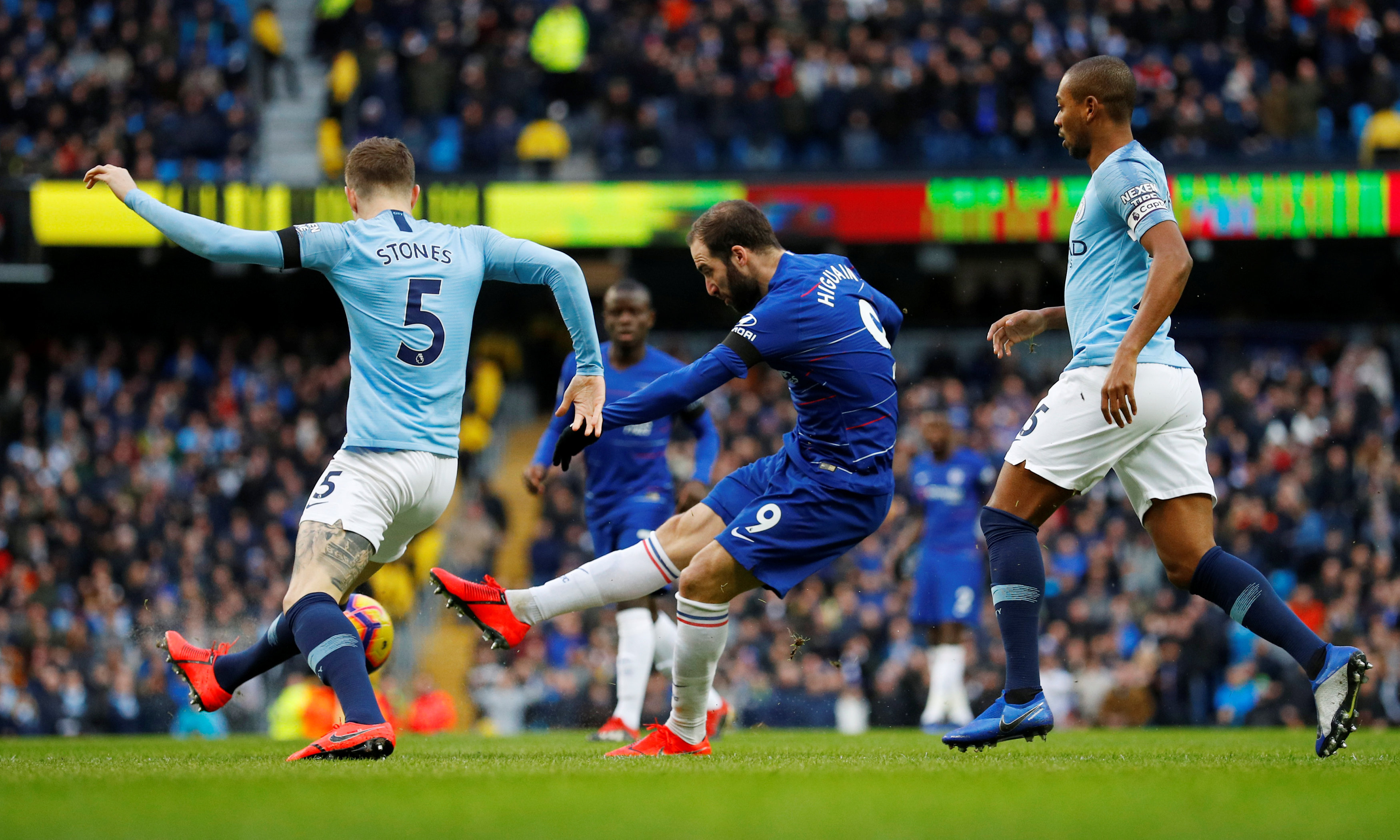 英超官方宣布裁判新规，新科技判罚引争议（英超官宣裁判改革，科技判罚掀起争论）