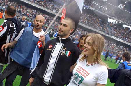 足坛年终大战即时排名：姆巴佩力压哈兰德排名第1，C罗暂列第3（年终足坛激战即时榜：姆巴佩压过哈兰德登顶，C罗暂居第三）