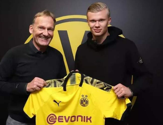 足球国足训练课发生小插曲，球员被逗笑