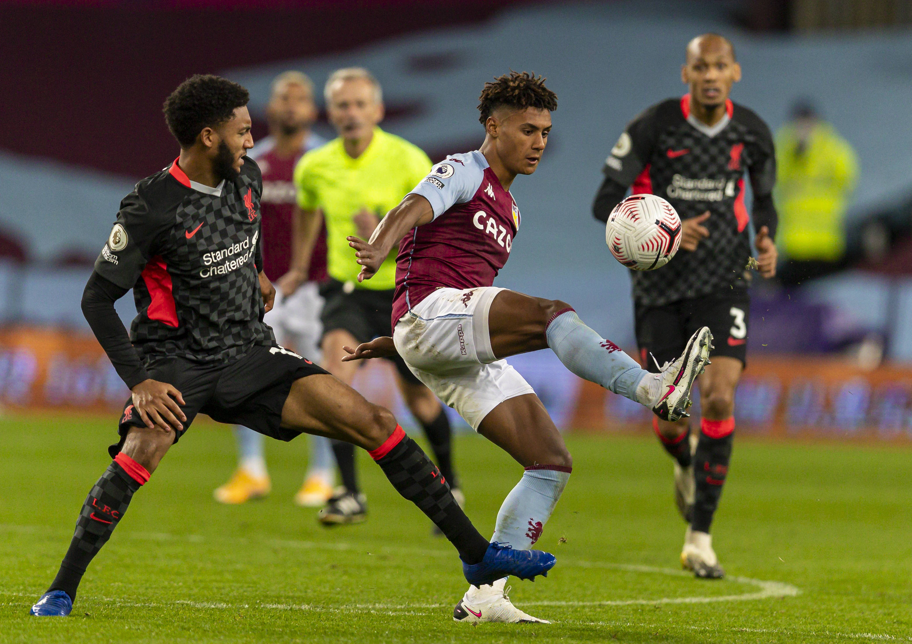 2分，又是2分！顶薪中锋被34岁老将羞辱，球迷嘲讽：这表现真的可以