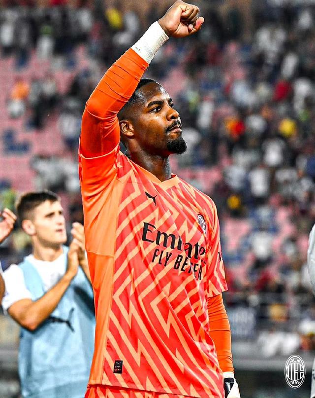 佩工：皮球先打在球员身上再弹到手上，裁判硬造了一个点球