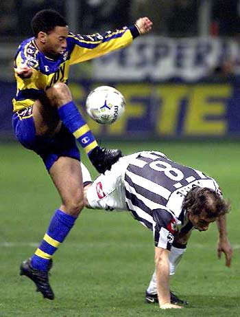 姆伯莫上赛季至今英超攻入26球，同期仅次于哈兰德、萨拉赫